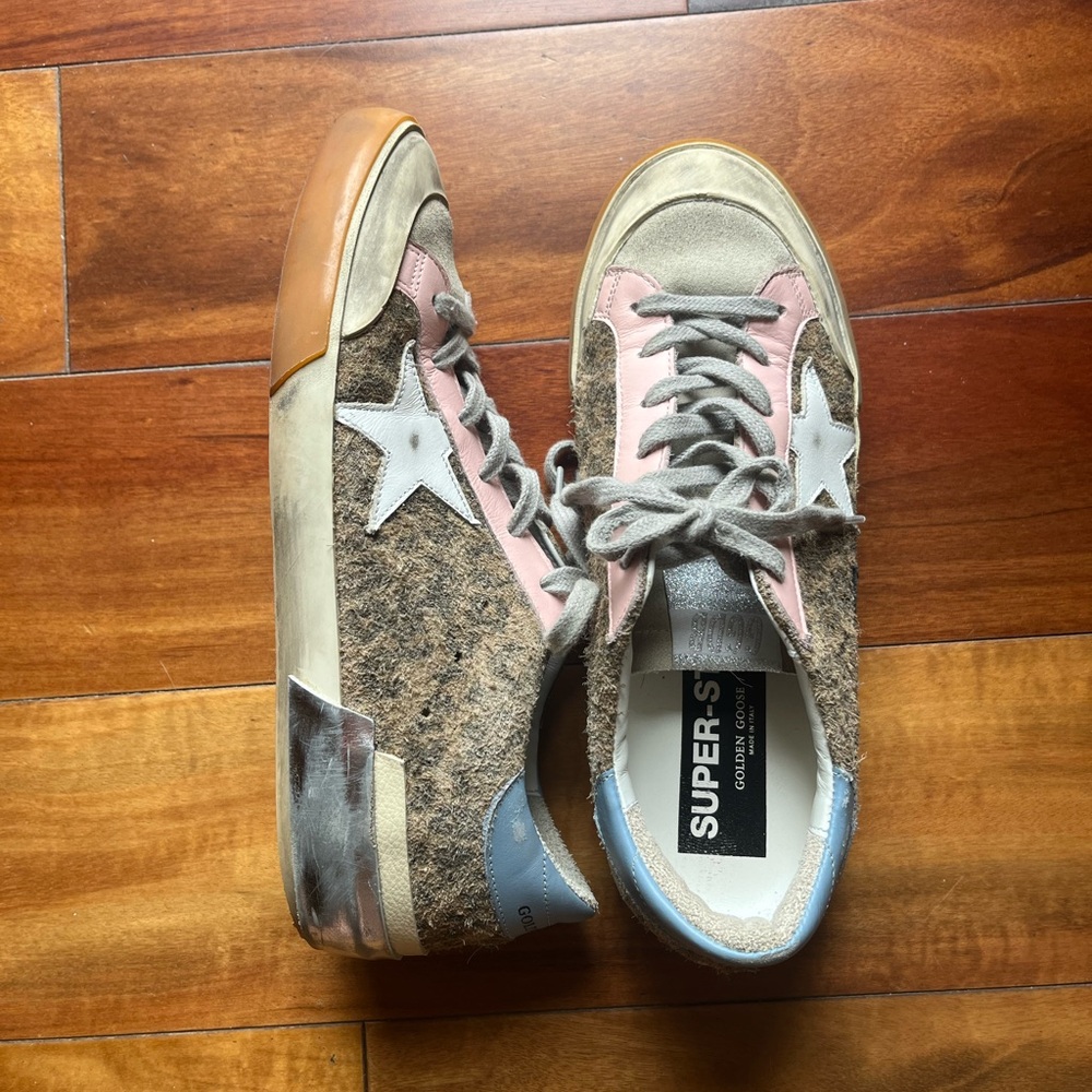 Golden Goose Pink. Size 39. Worn about 10 times. Super cute and hard to find!🥰